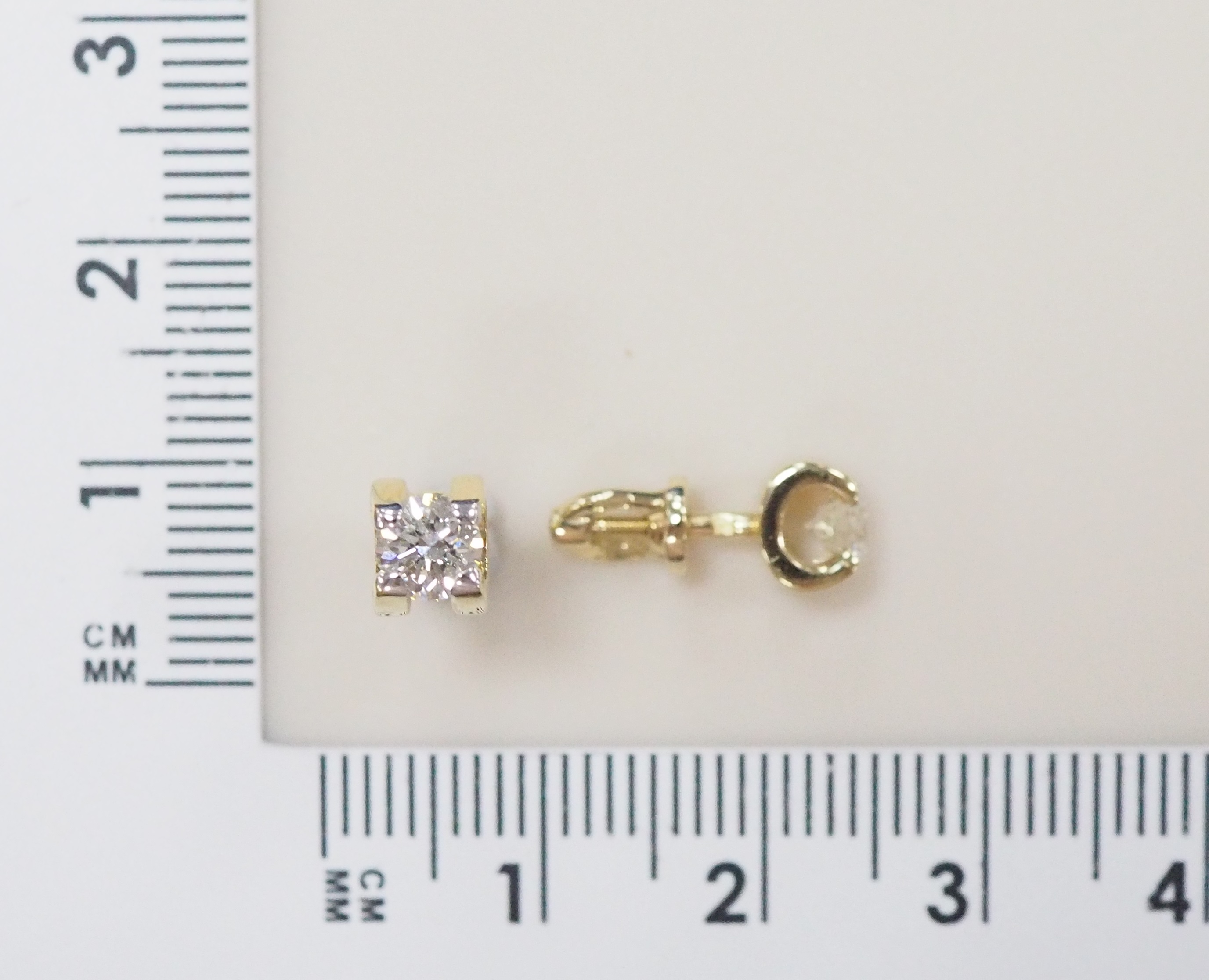 Серьги-пусеты из желтого золота с бриллиантами